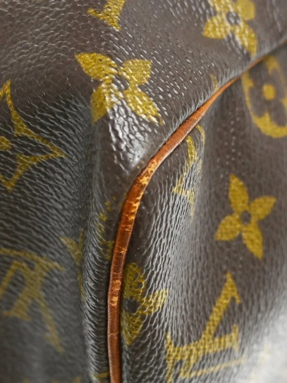 Louis Vuitton outside 	ab